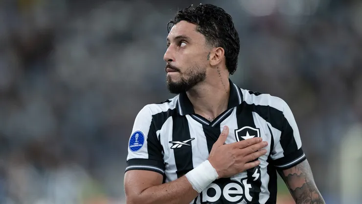 Alex Telles segue com futuro indefinido no Botafogo após reunião