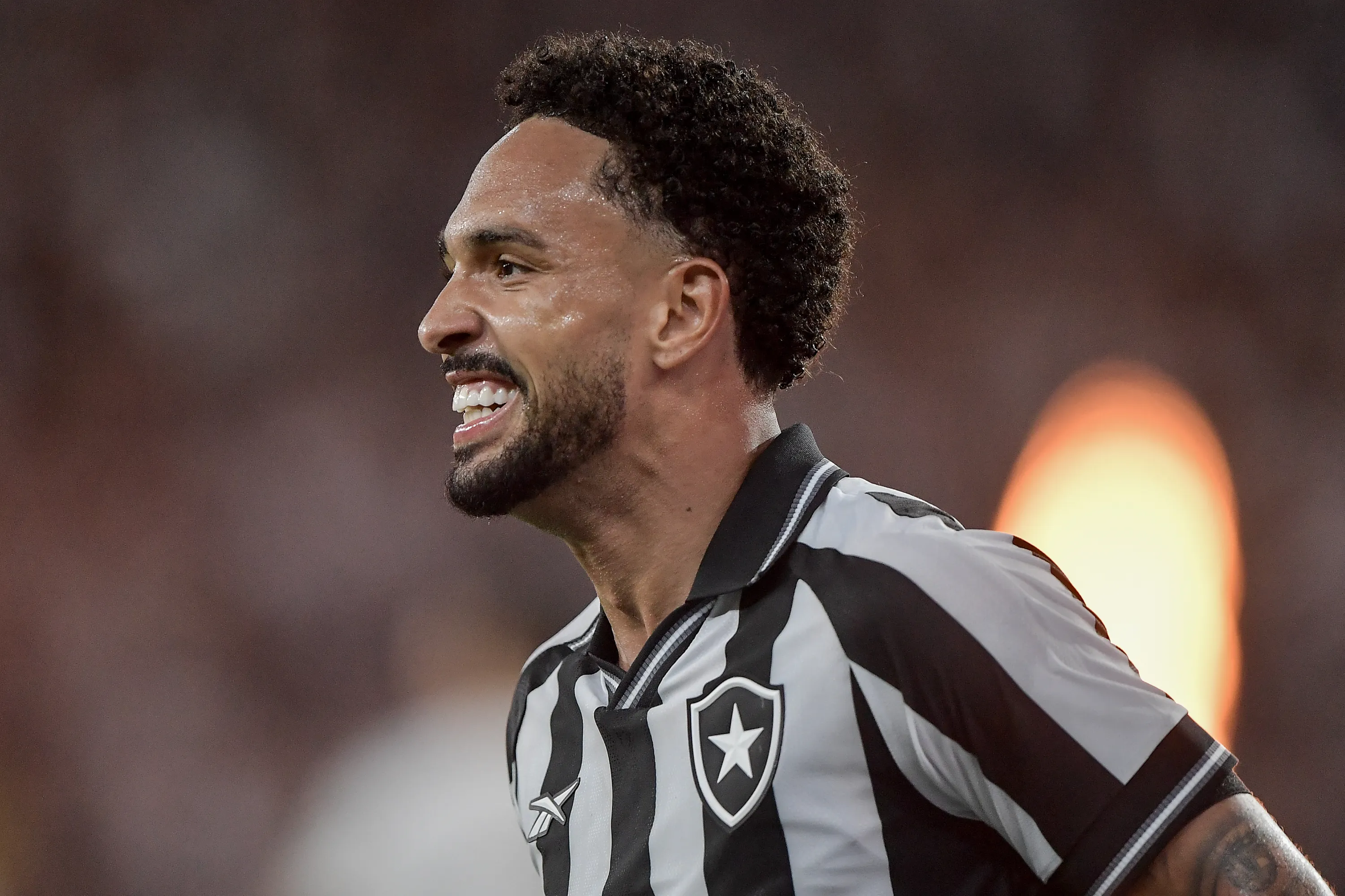 RJ – RIO DE JANEIRO – 21/04/2026 – COPA DO BRASIL 2026, BOTAFOGO X CHAPECOENSE – Vitinho jogador do Botafogo comemora gol durante partida contra o Chapecoense no estadio Engenhao pelo campeonato Copa Do Brasil 2026. Foto: Thiago Ribeiro/AGIF