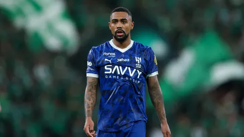 Malcom, do Al-Hilal, observa durante a partida da Saudi Pro League entre Al-Ahli e Al-Hilal na Cidade do Esporte Rei Abdullah, em 5 de outubro de 2024, em Gidá, Arábia Saudita. (Foto de Yasser Bakhsh/Getty Images)