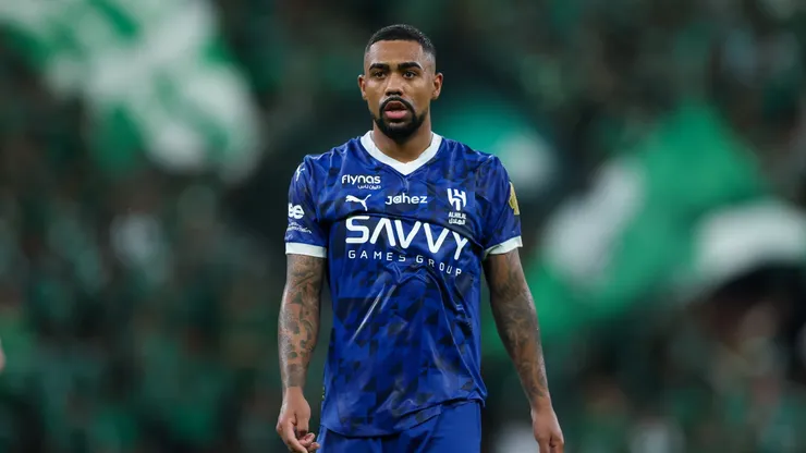 Malcom, do Al-Hilal, observa durante a partida da Saudi Pro League entre Al-Ahli e Al-Hilal na Cidade do Esporte Rei Abdullah, em 5 de outubro de 2024, em Gidá, Arábia Saudita. (Foto de Yasser Bakhsh/Getty Images)