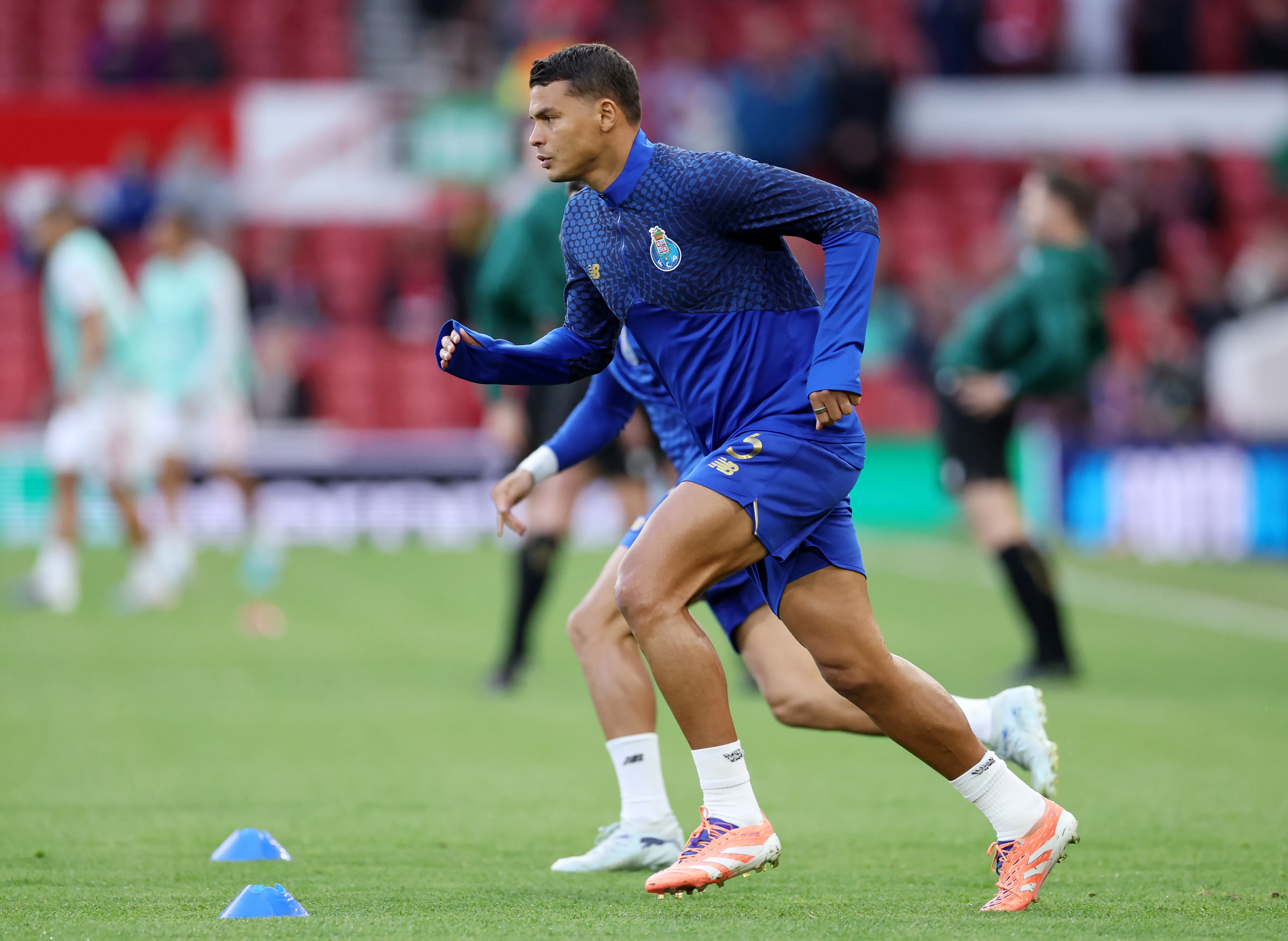 Thiago Silva, do FC Porto, aquece antes do jogo de volta das quartas de final da UEFA Europa League 2025/26 entre Nottingham Forest FC e FC Porto, no City Ground, em 16 de abril de 2026, em Nottingham, Inglaterra.. (Photo by Alex Livesey/Getty Images)