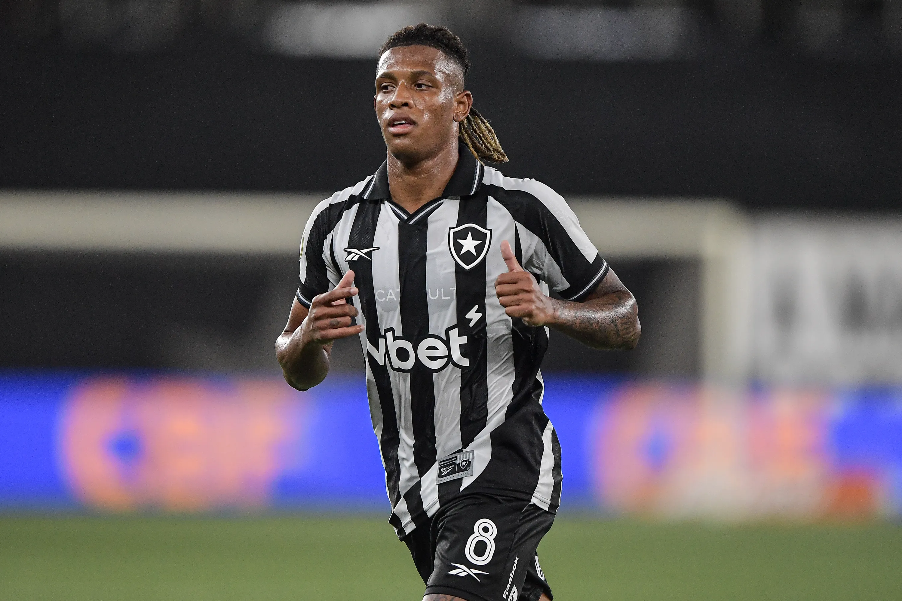 Danilo, jogador do Botafogo, durante partida contra o Chapecoense – Foto: Thiago Ribeiro/AGIF