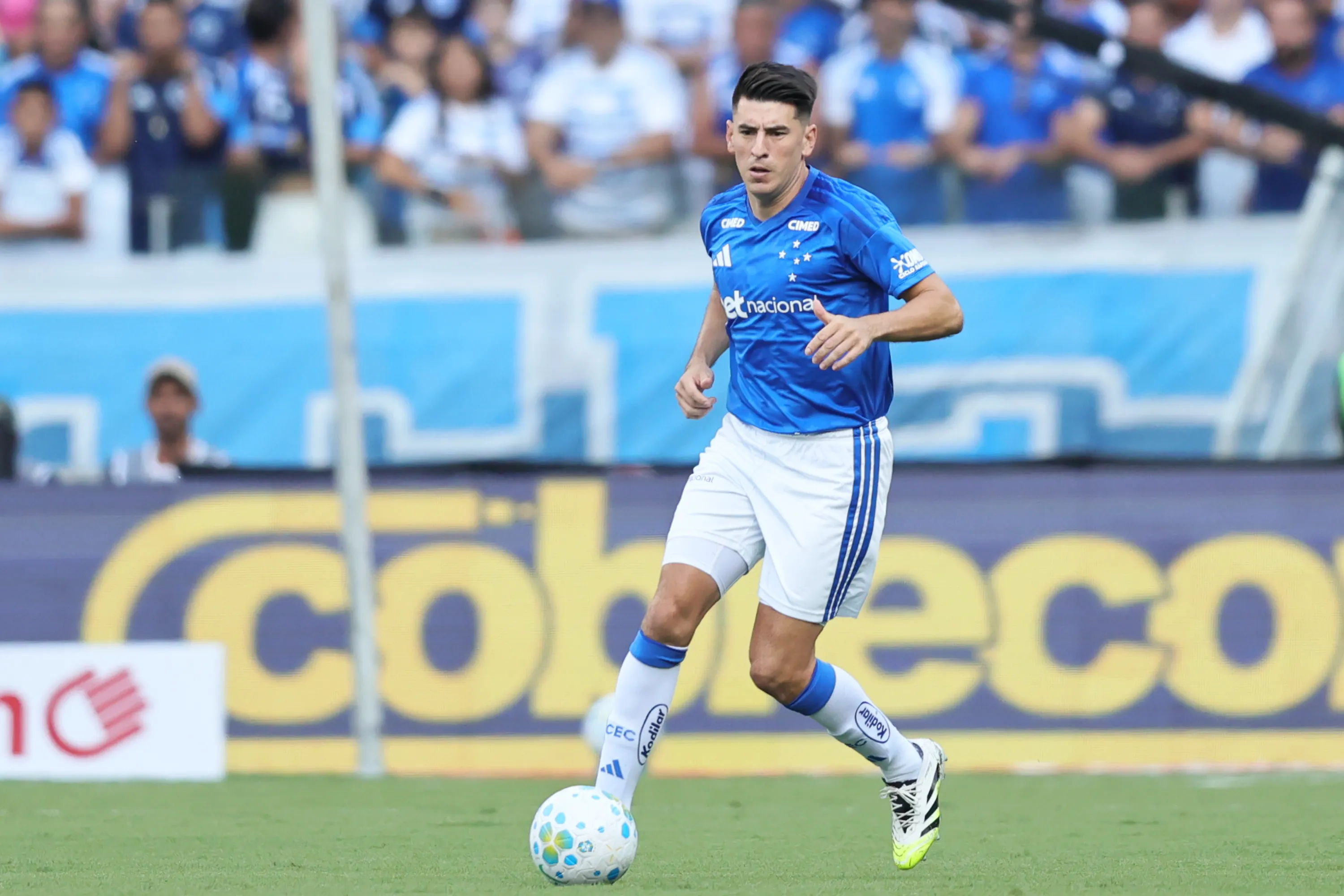 Lucas Villalba, jogador do Cruzeiro, durante partida contra o Santos – Foto: Gilson Lobo/AGIF