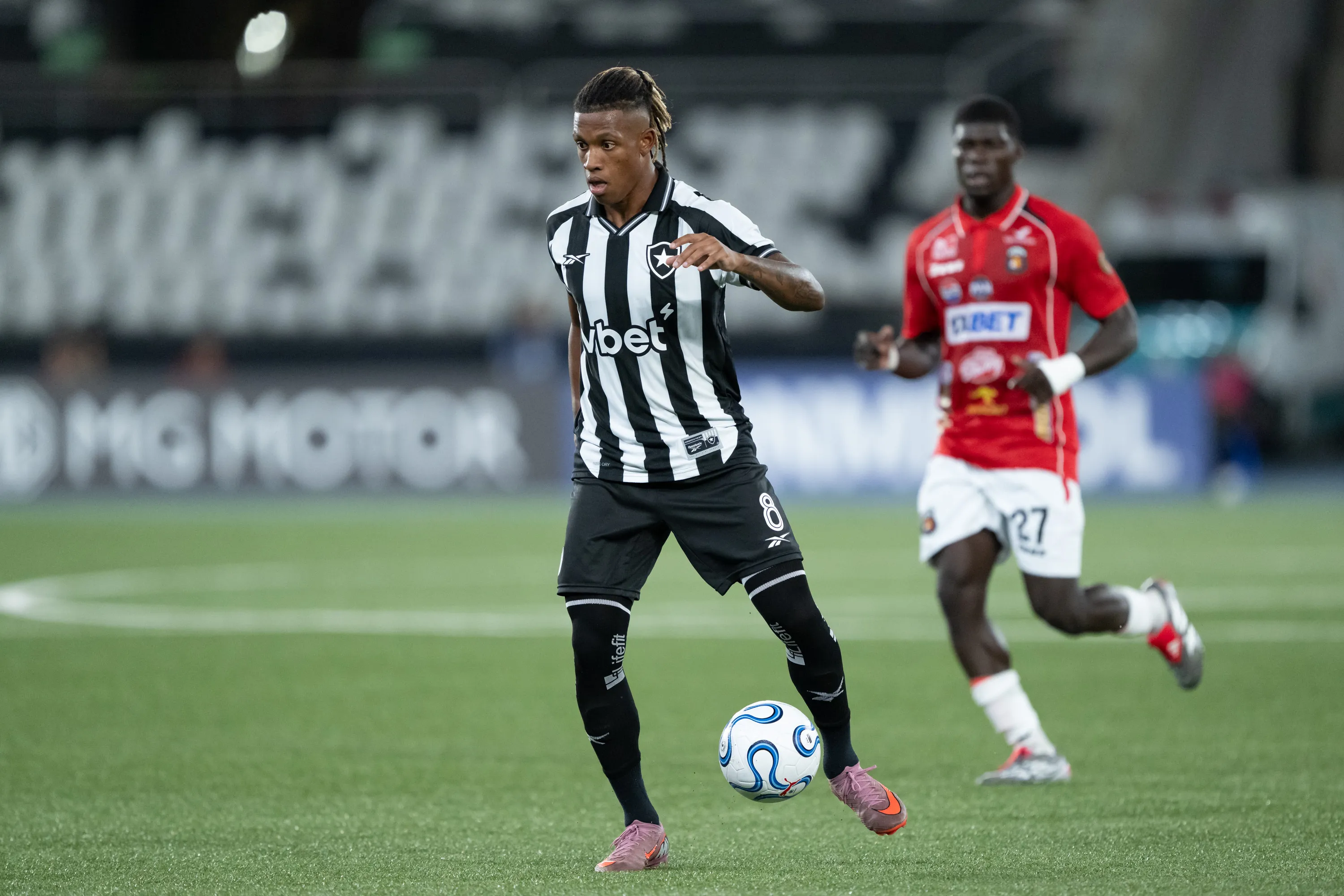 Danilo jogador do Botafogo durante partida contra o Caracas – Foto: Jorge Rodrigues/AGIF