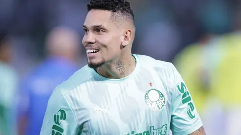 Paulinho jogador do Palmeiras durante aquecimento antes da partida contra o Corinthians no estadio Arena Barueri pelo campeonato Brasileiro A 2025.