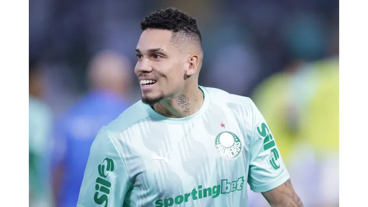 Paulinho jogador do Palmeiras durante aquecimento antes da partida contra o Corinthians no estadio Arena Barueri pelo campeonato Brasileiro A 2025.