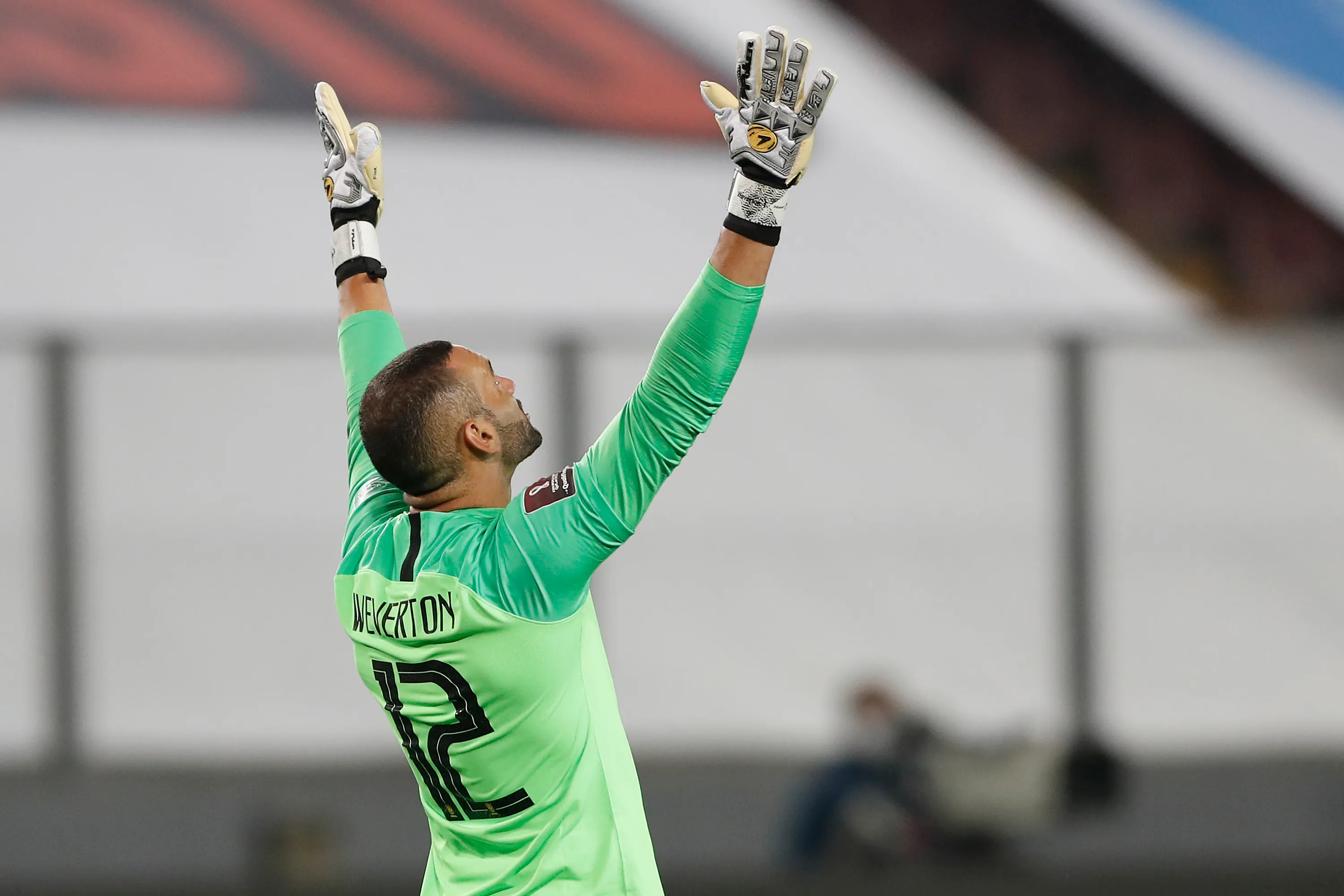 O goleiro brasileiro Weverton reza durante a partida entre Peru e Brasil, válida pelas Eliminatórias Sul-Americanas para a Copa do Mundo do Catar 2022, no Estádio Nacional de Lima, em 13 de outubro de 2020, em Lima, Peru. (Foto de Paolo Aguilar-Pool/Getty Images)