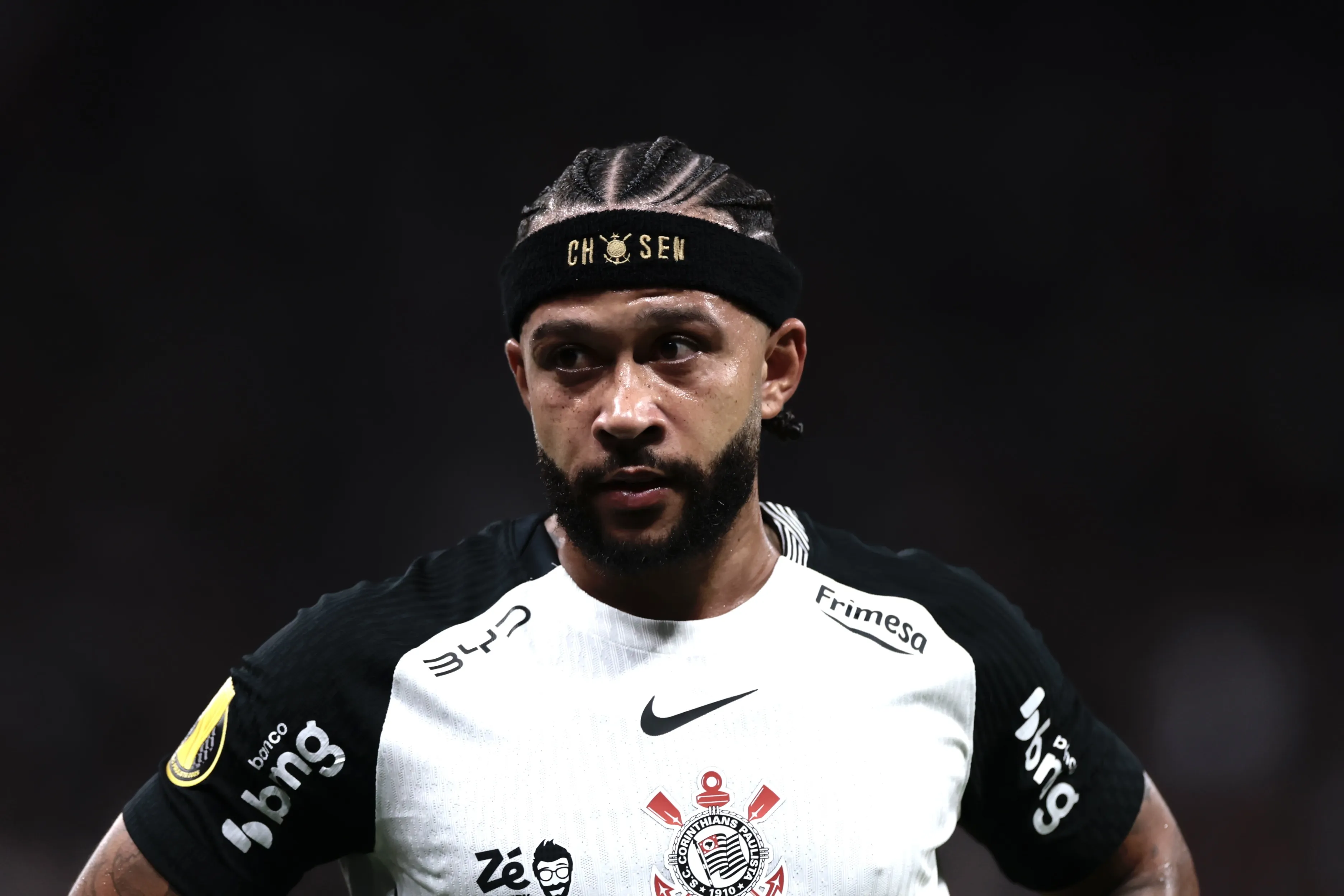 Memphis Depay lamenta durante partida contra o Palmeiras na Neo Química Arena pelo Campeonato Paulista 2026. Foto: Marcello Zambrana/AGIF.