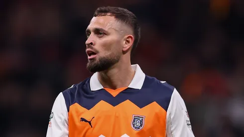 Leo Duarte, do Basaksehir, observa o jogo da Trendyol Super Lig entre Galatasaray SK e Rams Basaksehir FK no Estádio Rams Park, em 14 de março de 2026, em Istambul, Turquia. (Foto de Ahmad Mora/Getty Images)