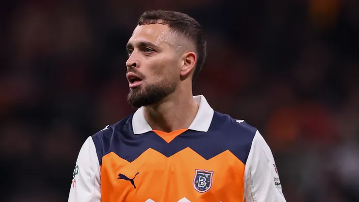 Leo Duarte, do Basaksehir, observa o jogo da Trendyol Super Lig entre Galatasaray SK e Rams Basaksehir FK no Estádio Rams Park, em 14 de março de 2026, em Istambul, Turquia. (Foto de Ahmad Mora/Getty Images)