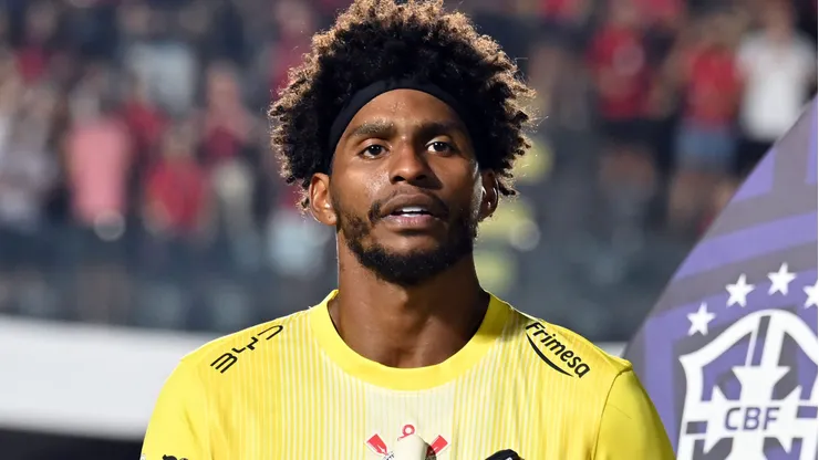 Hugo Souza durante confronto contra o Vitória no Brasileirão de 2026.