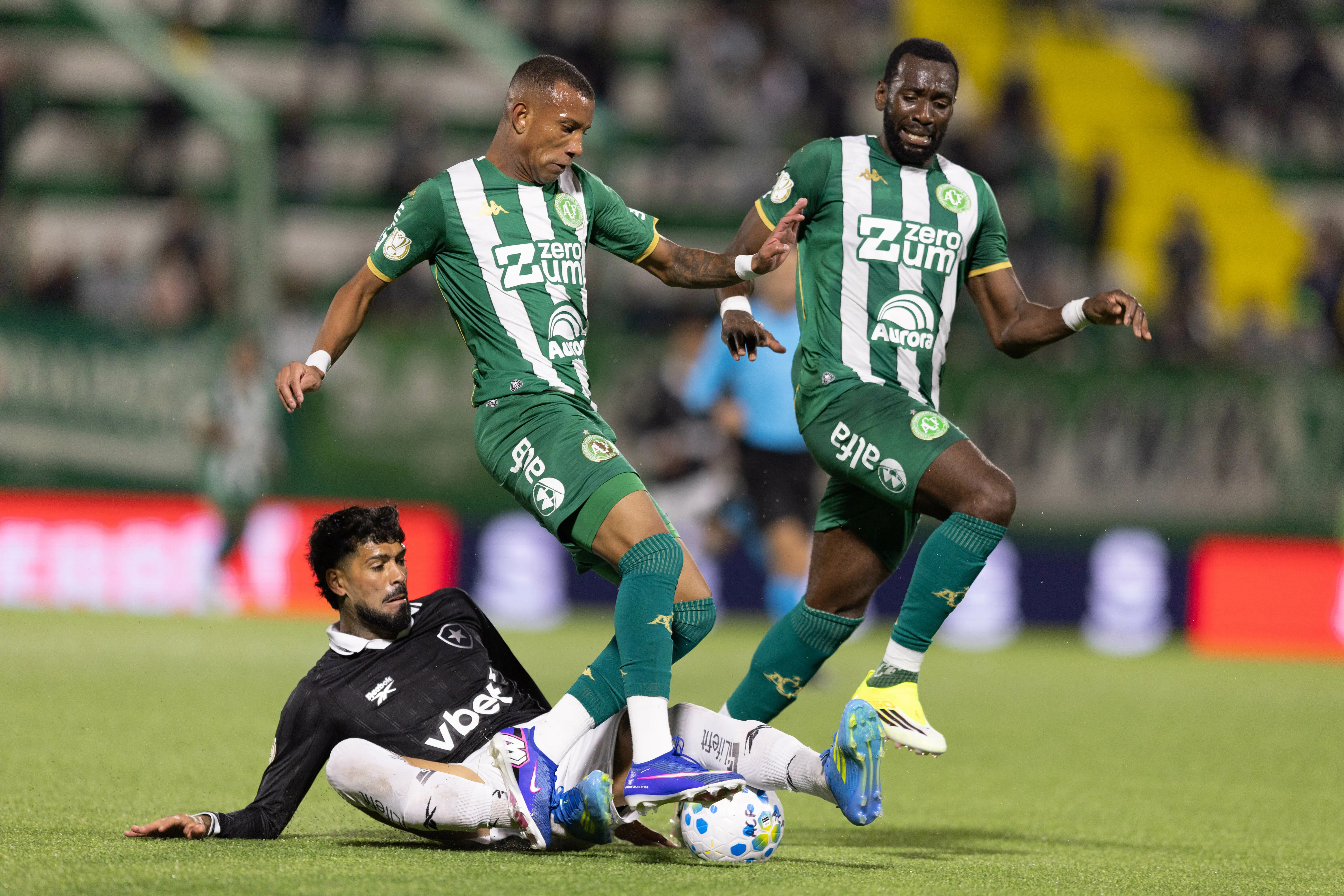 Italo e Bolasie  jogadores do Chapecoense disputam lance com Barboza jogador do Botafogo durante partida no estadio Arena Conda pelo campeonato Copa Do Brasil 2026. Foto: Liamara Polli/AGIF