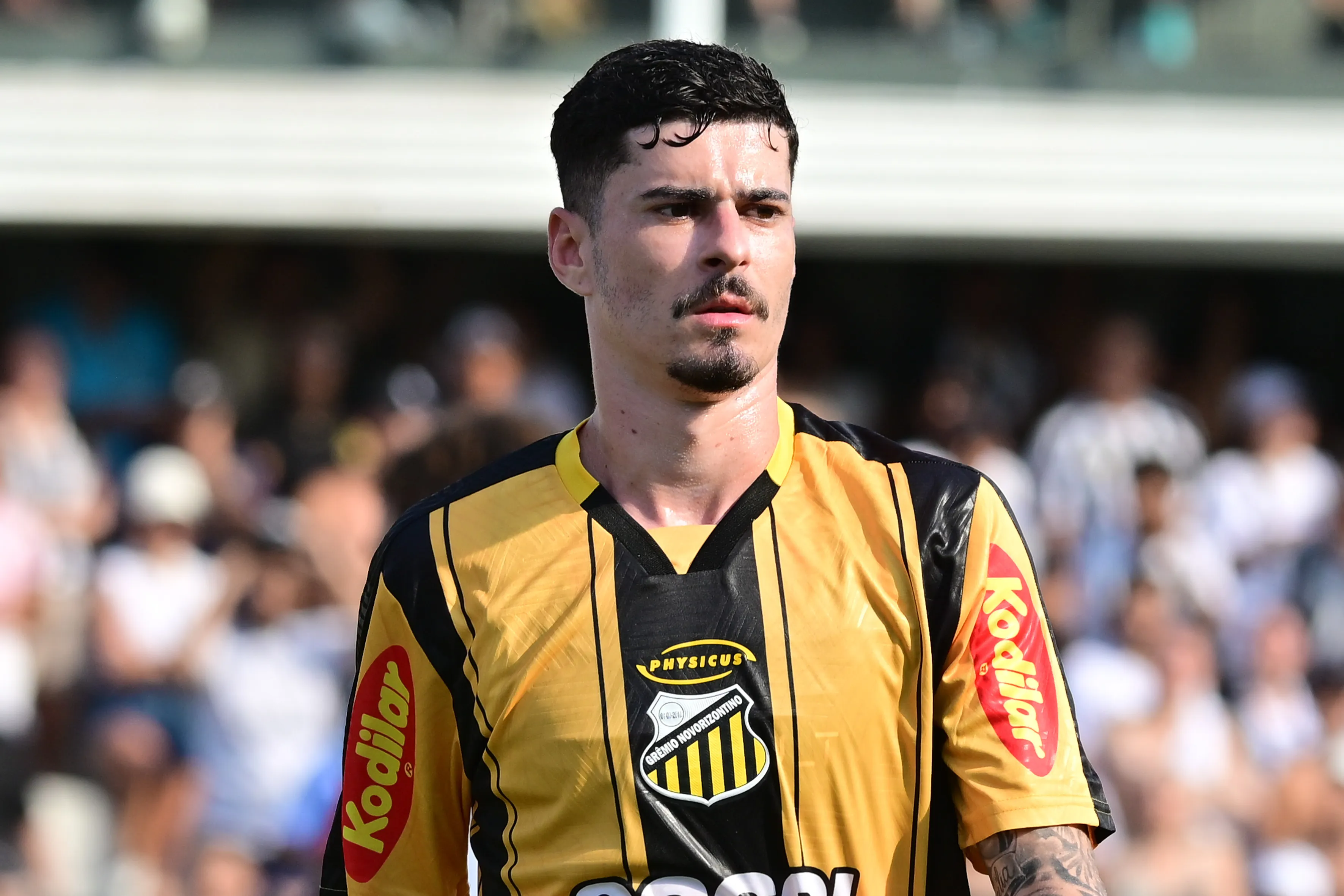 Romulo jogador do Novorizontino durante partida contra o Santos no estadio Vila Belmiro pelo campeonato Paulista 2026.  Foto: Jota Erre/AGIF