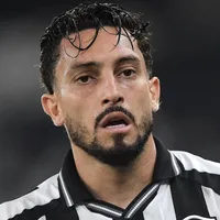 Esposa lamenta não convocação de Alex Telles, do Botafogo, para Copa