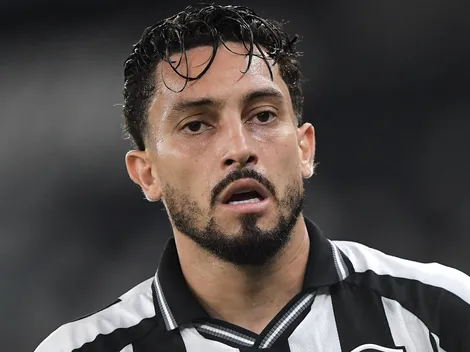 Esposa lamenta não convocação de Alex Telles, do Botafogo, para Copa