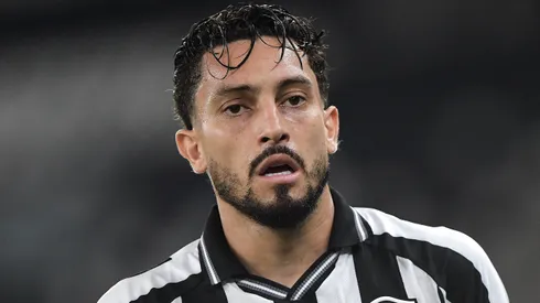 Alex Telles durante confronto contra o Independiente Petrolero na Sul-Americana de 2026.