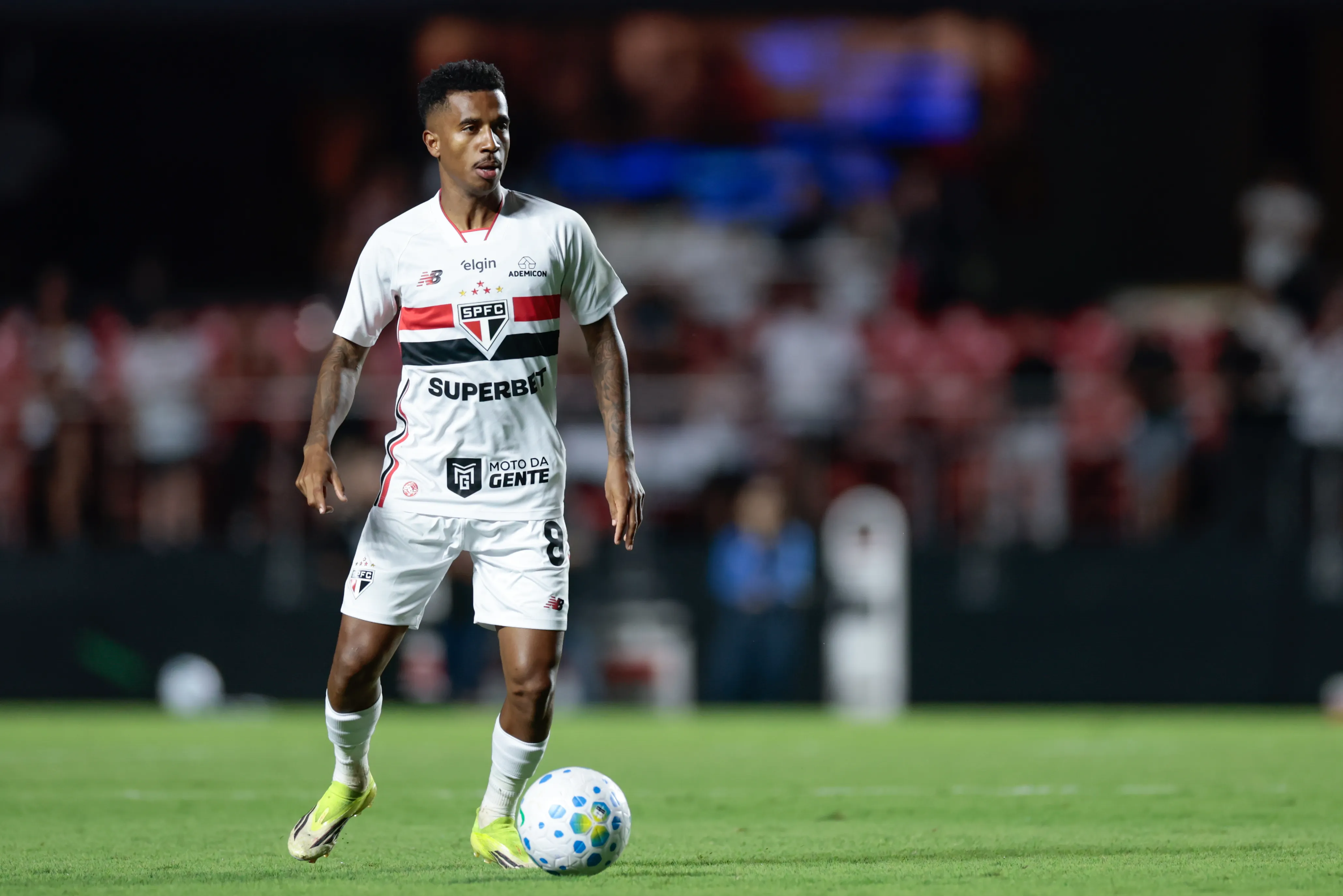 Marcos Antênio, jogador do São Paulo, durante partida contra o Grêmio – Foto: Marcello Zambrana/AGIF