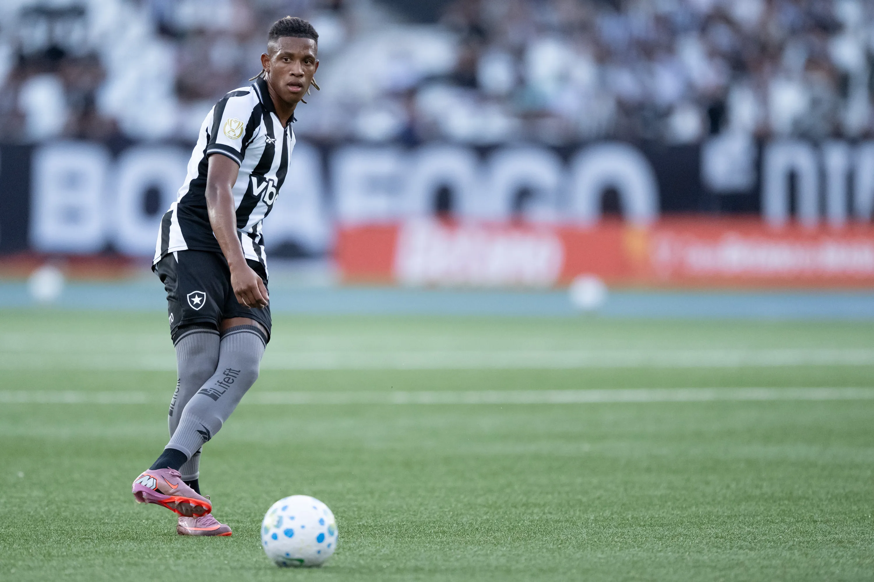 Danilo, jogador do Botafogo, durante partida contra o Chapecoense – Foto: Jorge Rodrigues/AGIF