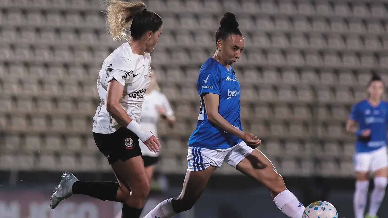Jogadoras de Corinthians e Cruzeiro disputam pela bola – Foto: Gustavo Martins/Cruzeiro
