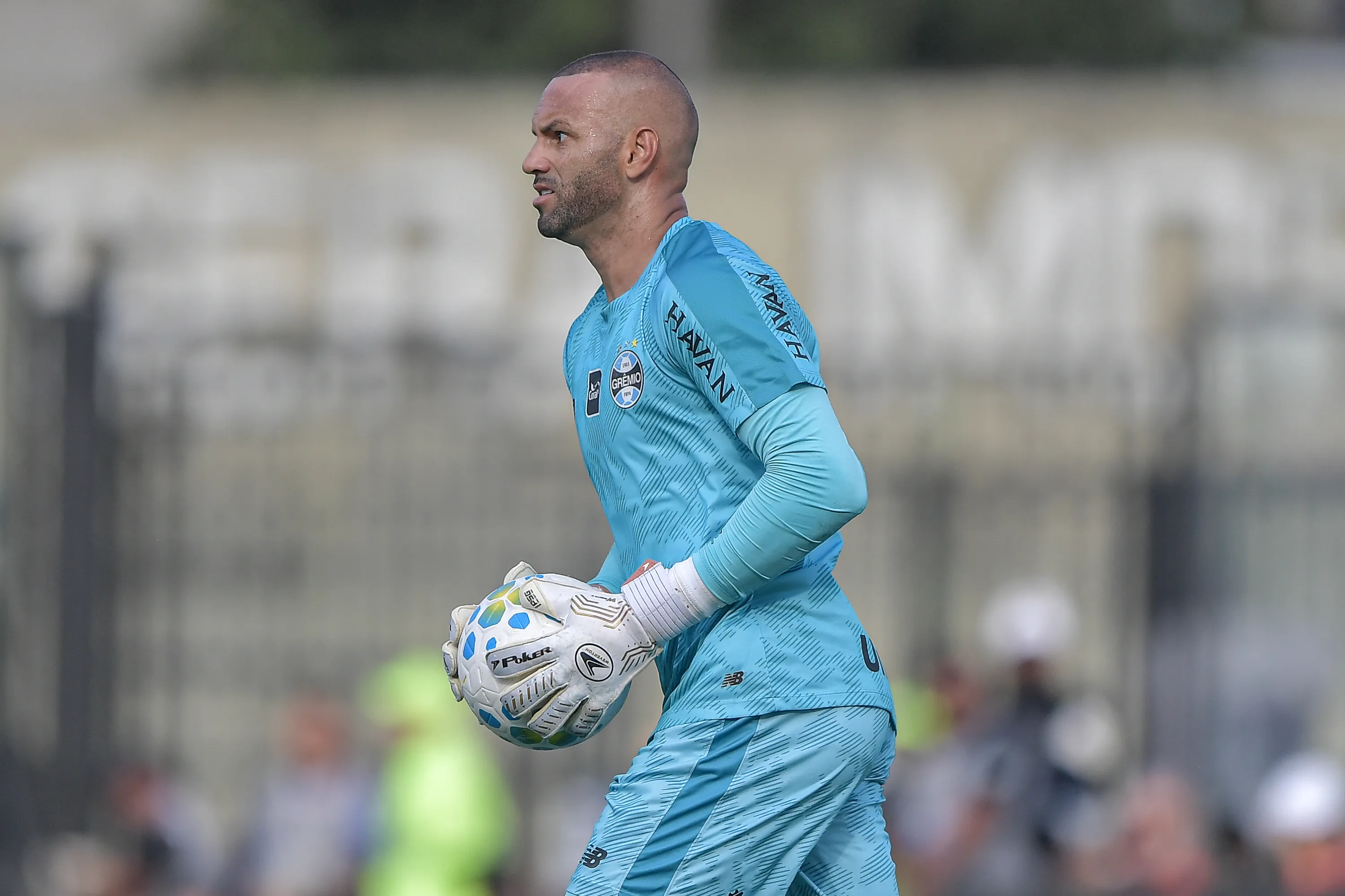 Weverton, goleiro do Grêmio, durante partida contra o Vasco – Foto: Thiago Ribeiro/AGIF