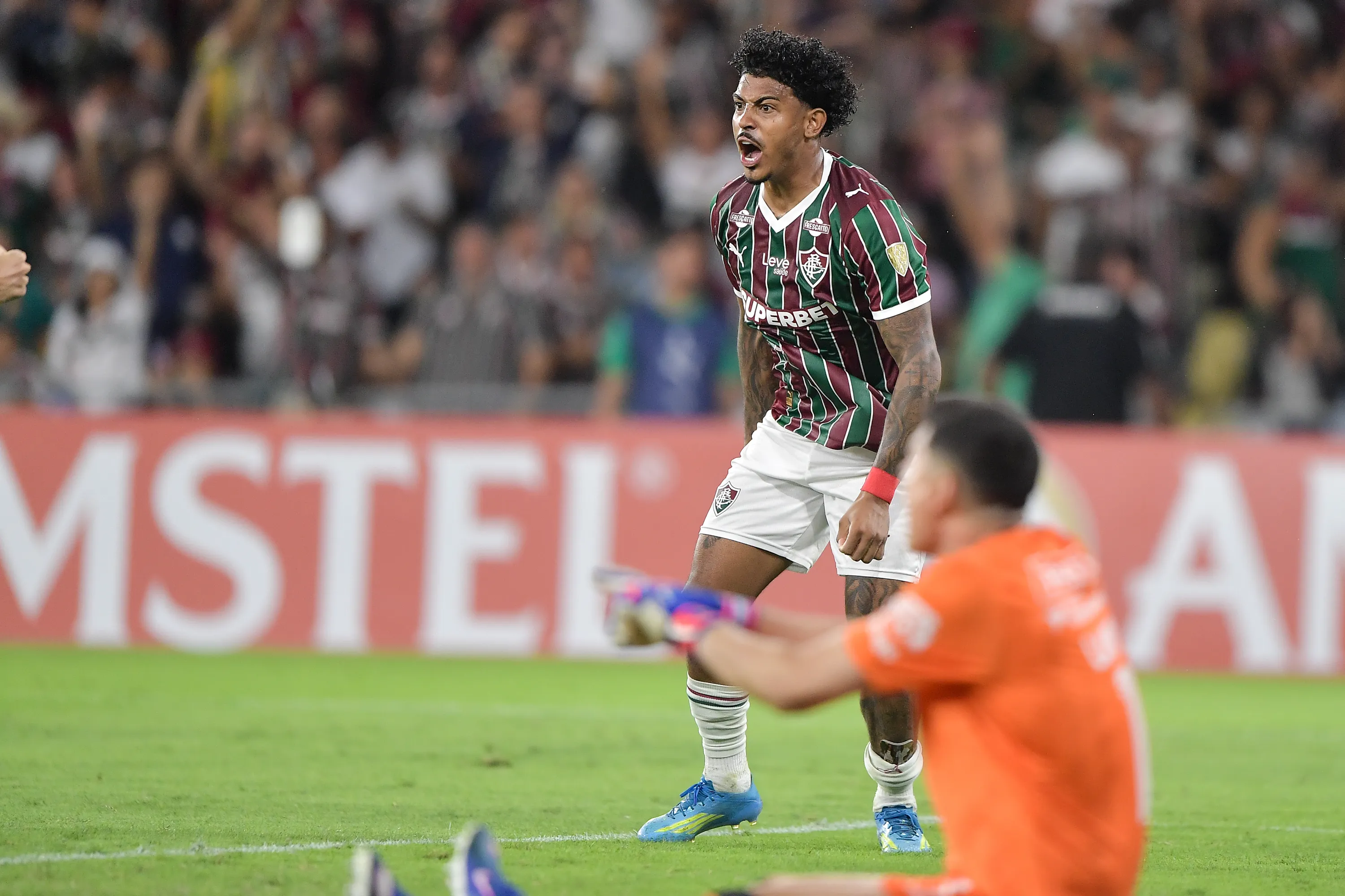 John Kennedy, jogador do Fluminense, comemora seu gol durante partida contra o Bolivar – Foto: Thiago Ribeiro/AGIF