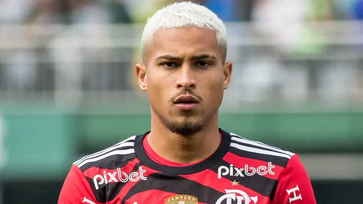 Joao Gomes jogador do Flamengo durante execucao do hino nacional antes da partida contra o Coritiba no estadio Couto Pereira pelo campeonato Brasileiro A 2022.