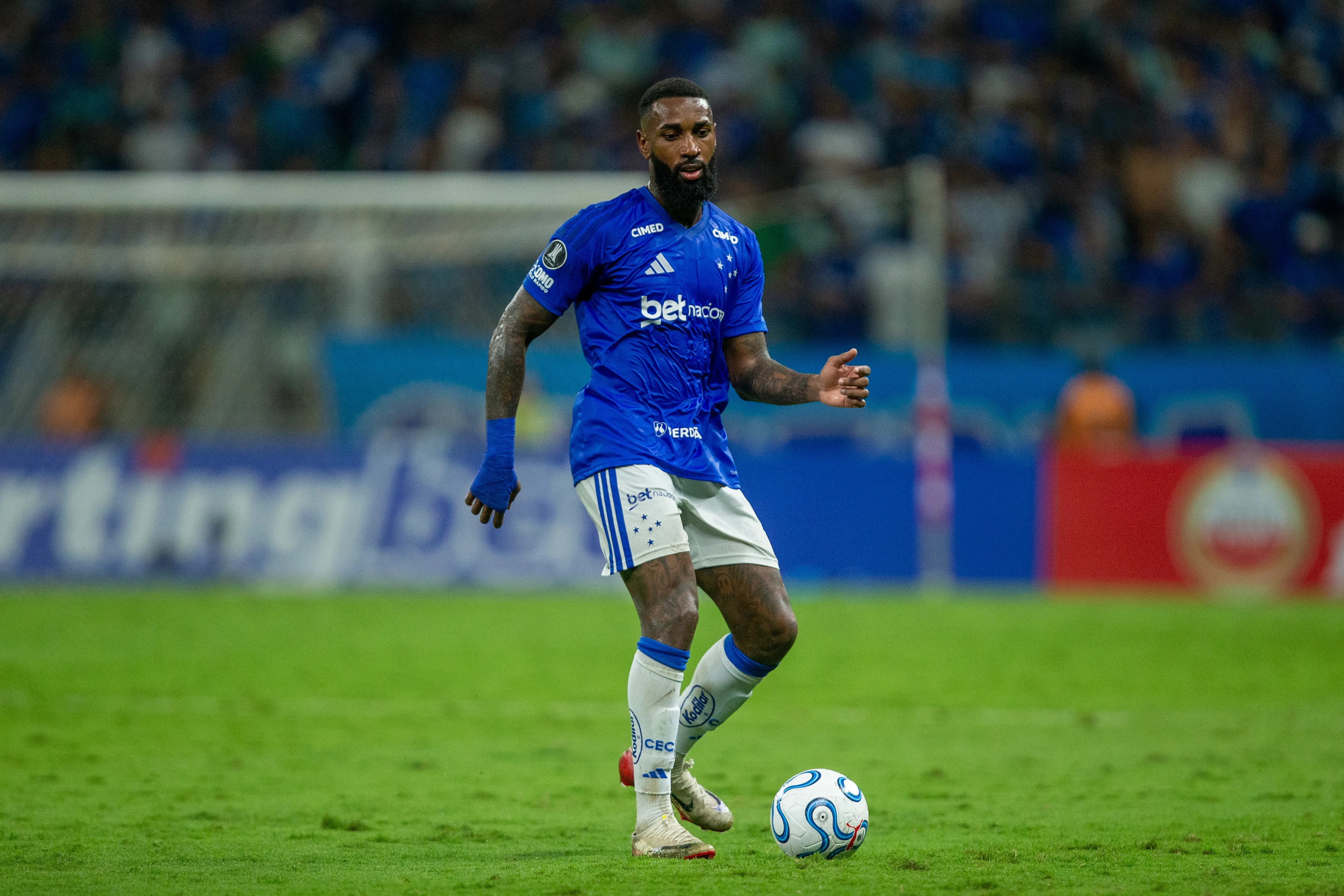 MG – BELO HORIZONTE – 28/04/2026 – COPA LIBERTADORES 2026, CRUZEIRO X BOCA JUNIORS – Gerson jogador do Cruzeiro durante partida contra o Boca Juniors no estadio Mineirao pelo campeonato Copa Libertadores 2026. Foto: Fernando Moreno/AGIF