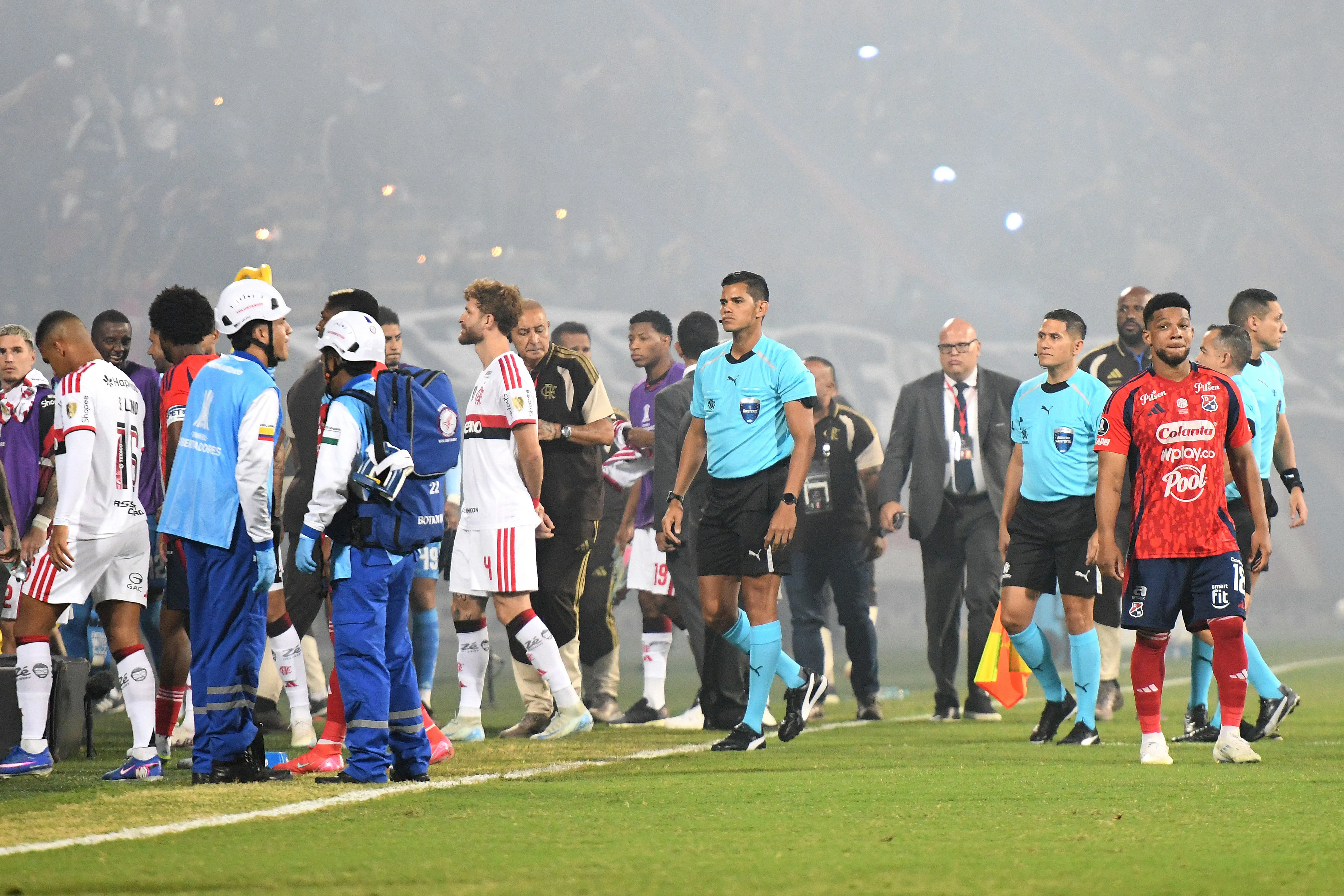 Jogadores do Independiente Medellín e do Flamengo deixam o campo após o cancelamento da partida do Grupo A da Copa CONMEBOL Libertadores entre Independiente Medellín e Flamengo devido a incidentes nas arquibancadas do Estádio Unidad Deportiva Atanasio Girardot, em Medellín, Colômbia, em 7 de maio de 2026. (Foto de Daniel Gallo/Vizzor Image/Getty Images)