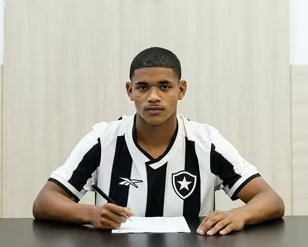 Huguinho, jogador do Botafogo. Foto: Divulgação/João Vitor