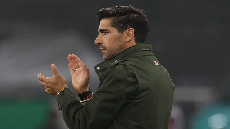 O técnico Abel Ferreira, da SE Palmeiras, em jogo contra a equipe do Botafogo FR, durante partida válida pela vigésima rodada, do Campeonato Brasileiro, Série A, no Esteadio Nilton Santos. (Foto: Cesar Greco/Palmeiras/by Canon)