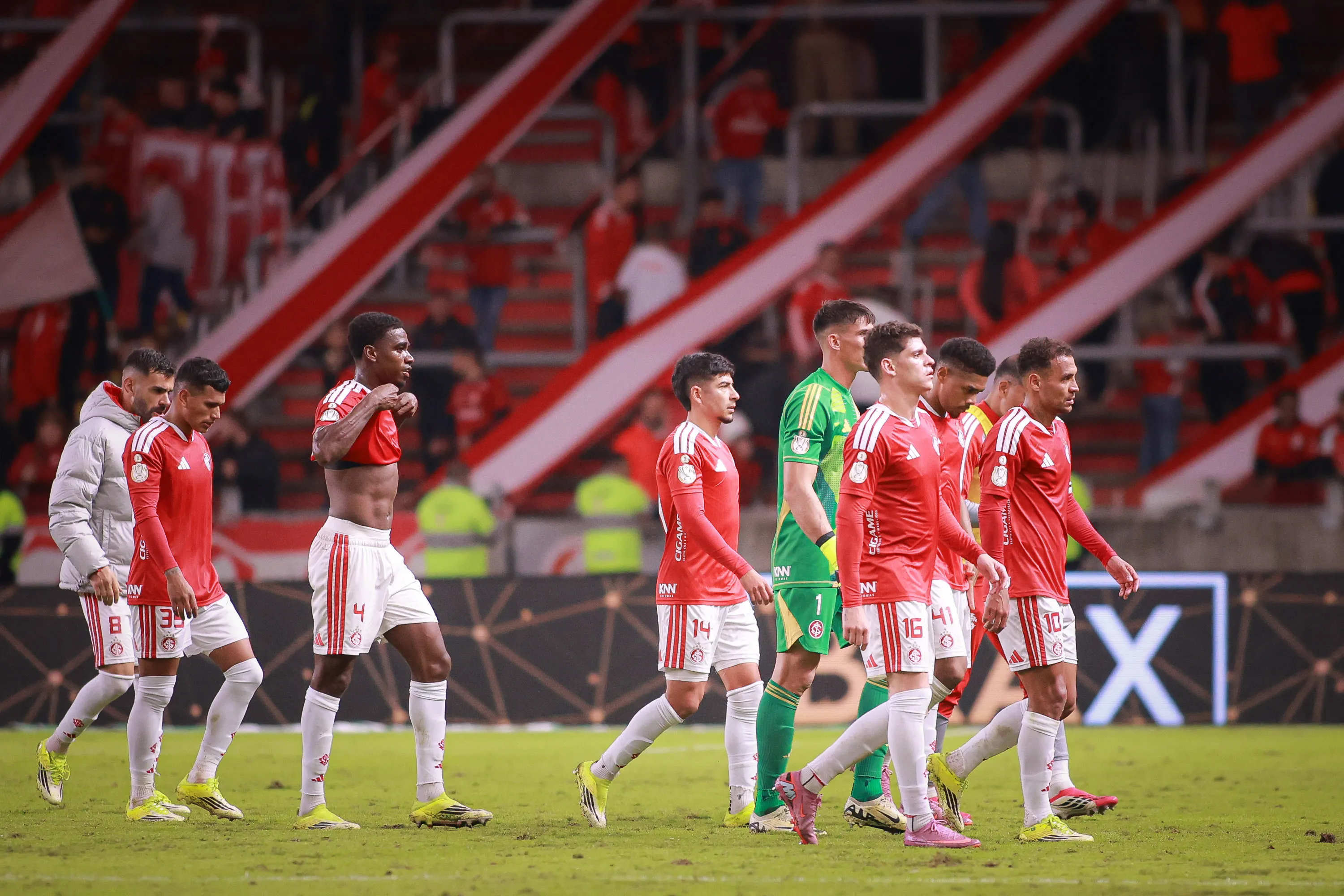 Jogadores do Internacional saem sob vaias mesmo com vitoria ao final da partida contra o Athletic Club no estadio Beira-Rio pelo campeonato Copa Do Brasil 2026. Foto: Maxi Franzoi/AGIF