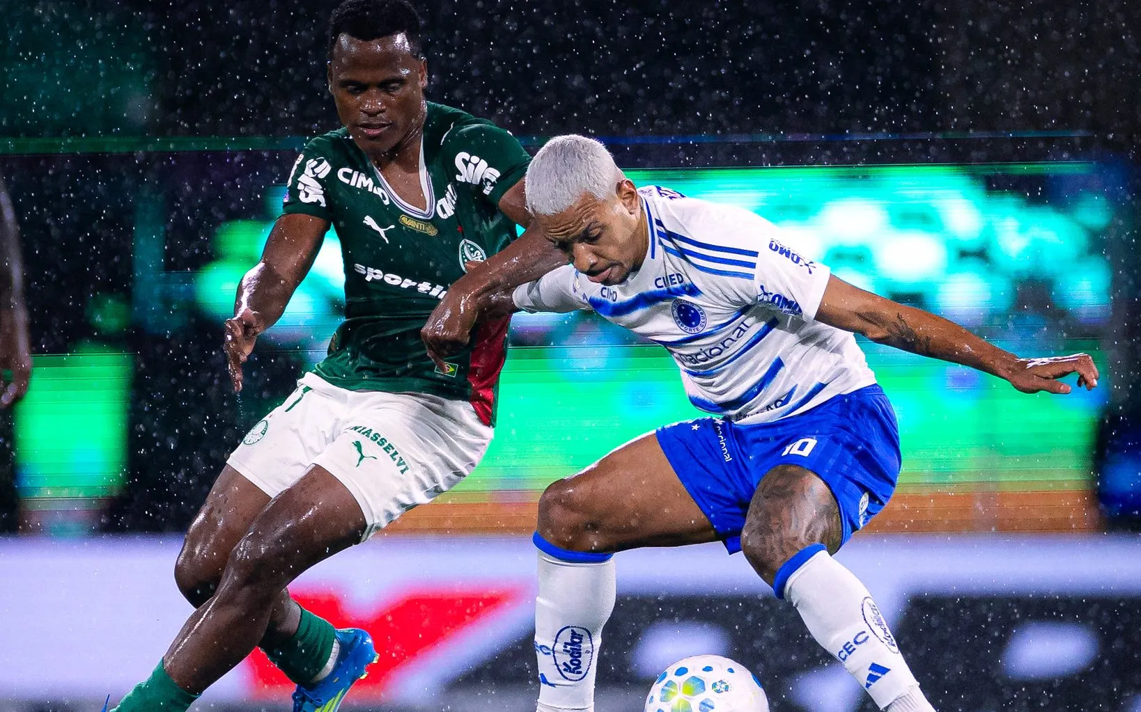 Matheus Pereira marcado por Jhon Arias em confronto entre Palmeiras e Cruzeiro. Foto: Marco Galvão/Cruzeiro