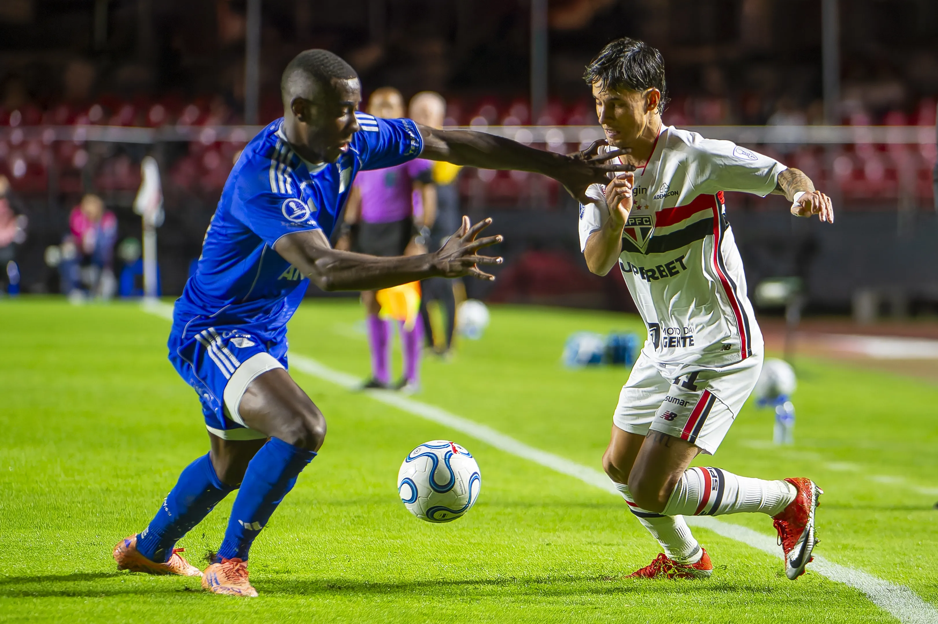 SP – SAO PAULO – 19/05/2026 – COPA SUL-AMERICANA 2026, SAO PAULO X MILLONARIOS – Ferreira jogador do Sao Paulo disputa lance com Sergio Mosquera jogador do Millonarios durante partida no estadio Morumbi pelo campeonato Copa Sul-Americana 2026. Foto: Anderson Romao/AGIF