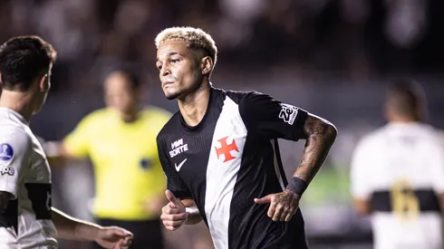 Adson comemora gol marcado em confronto do Vasco da Gama diante do Olímpia. Fotos: Matheus Lima/Vasco.