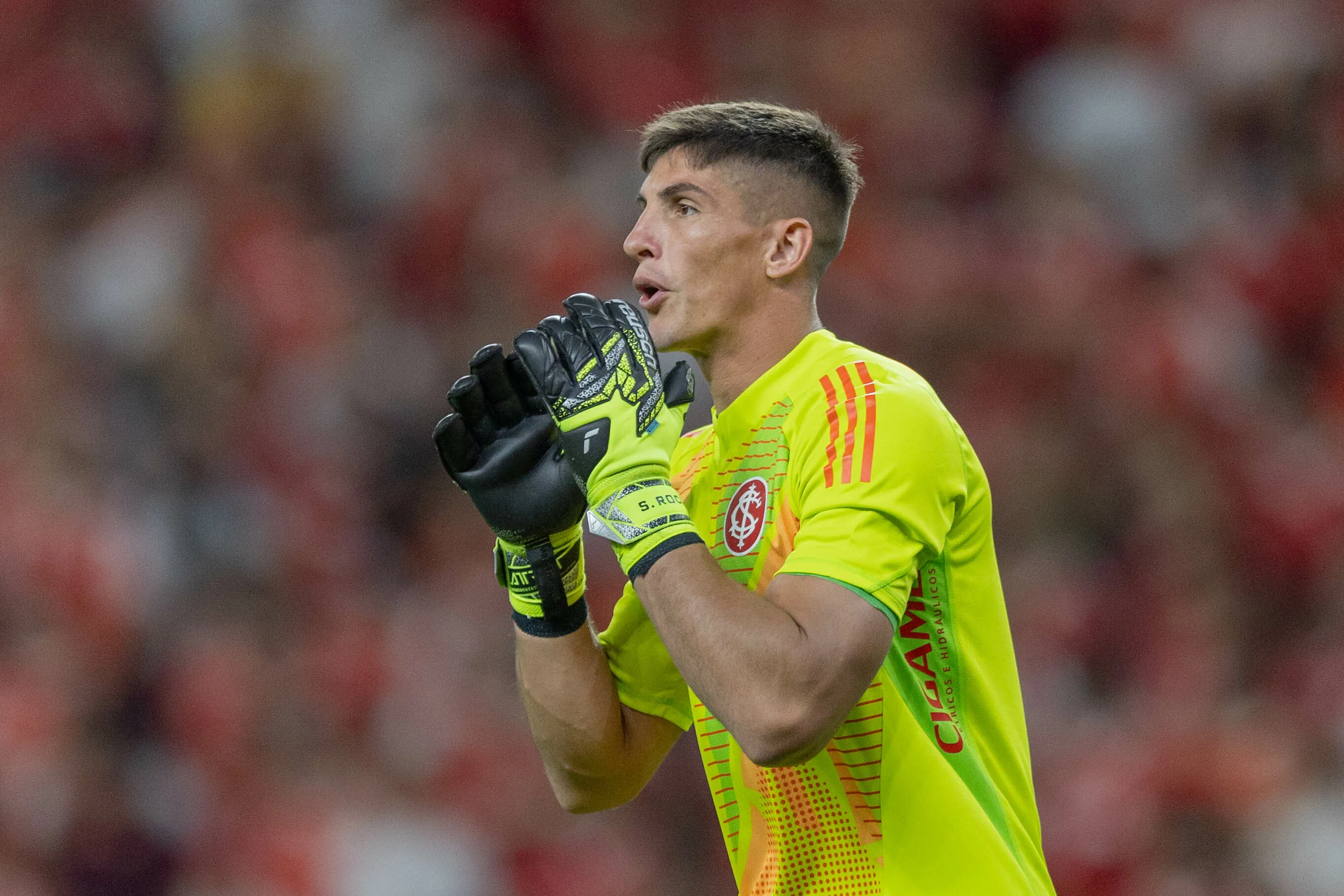 Rochet durante partida contra o Grêmio no Beira-Rio pelo Campeonato Brasileiro 2026. Foto: Liamara Polli/AGIF.