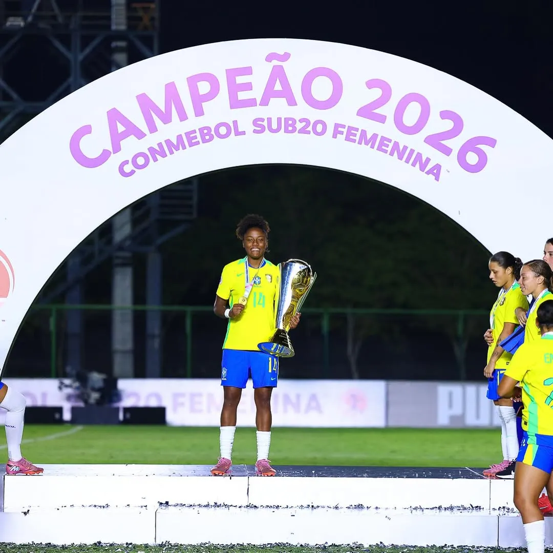 Kaylane com a taça do Sul-Americano Sub-20 – Foto: Flickr/Conmebol