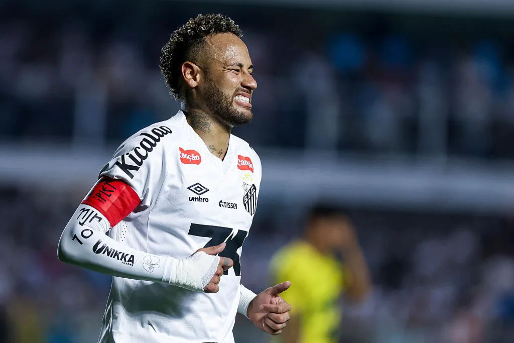 Neymar sente incomodo durante partida do Santos no Brasileirão. (Photo by Ricardo Moreira/Getty Images)