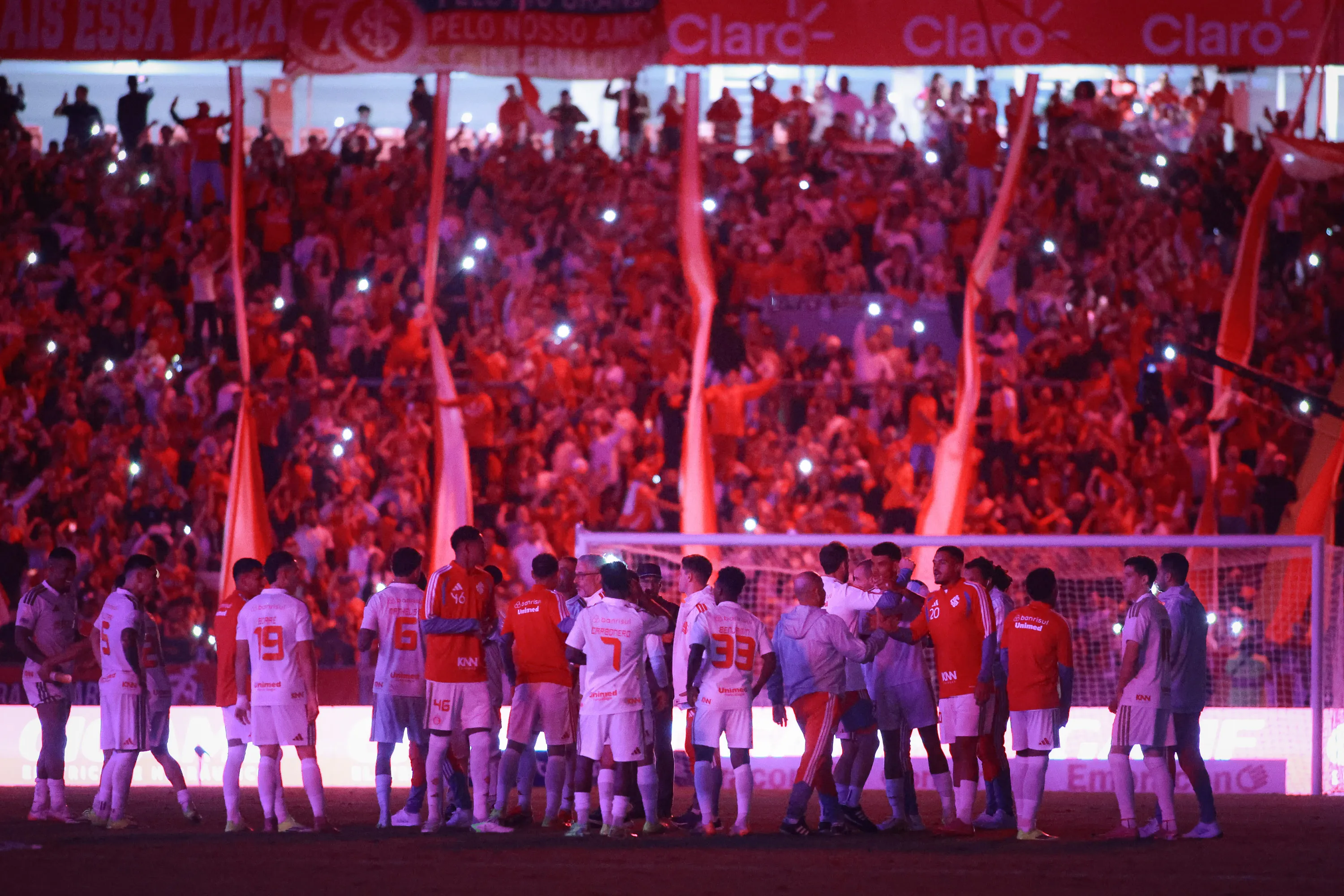 Jogadores do Internacional comemoram vitoria ao final da partida contra o Vasco no estadio Beira-Rio pelo campeonato Brasileiro A 2026. Foto: Maxi Franzoi/AGIF