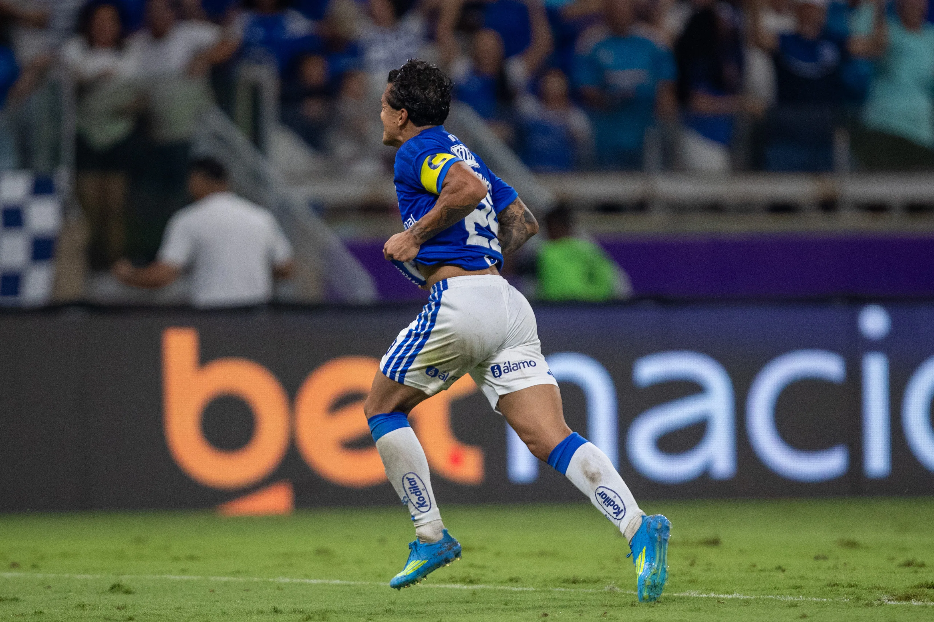 Lucas Romero jogador do Cruzeiro comemora seu gol durante partida contra o Gremio no estadio Mineirao pelo campeonato Brasileiro A 2026. Foto: Fernando Moreno/AGIF