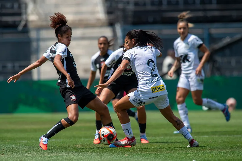 Jogadoras de Corinthians e Santos disputando pela bola – Foto: Anderson Romão/Ag.Paulistão