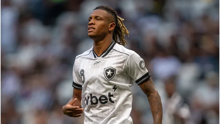 Danilo jogador do Botafogo durante partida contra o Atletico-MG no estadio Arena MRV pelo campeonato Brasileiro A 2026. Foto: Fernando Moreno/AGIF
