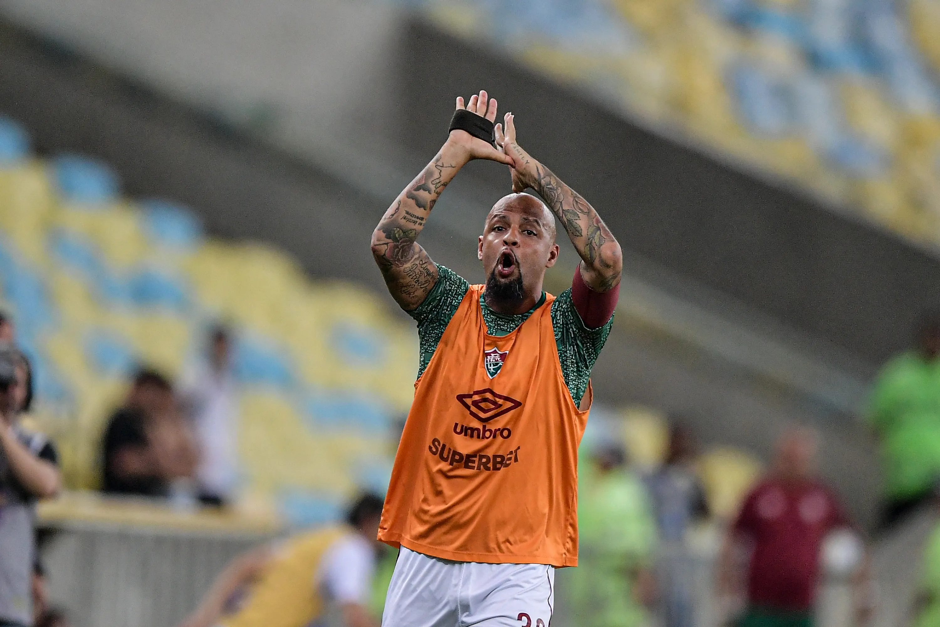RJ – RIO DE JANEIRO – 01/11/2024 – BRASILEIRO A 2024, FLUMINENSE X GREMIO – Felipe Melo jogador do Fluminense recebe cartao vermelho do arbitro durante partida contra o Gremio no estadio Maracana pelo campeonato Brasileiro A 2024. Foto: Thiago Ribeiro/AGIF