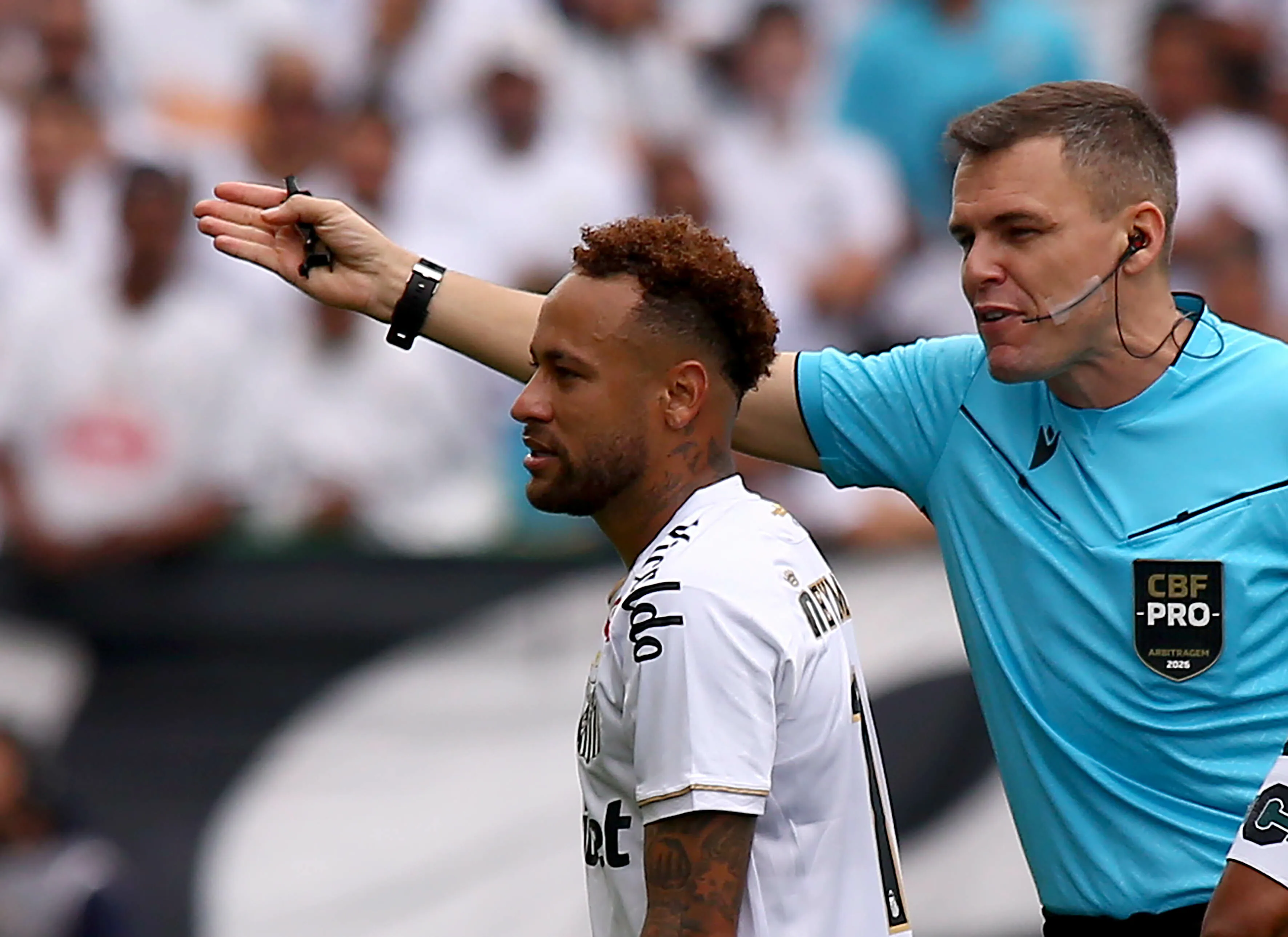 Neymar jogador do Santos reclama com a arbitragem durante partida contra o Coritiba no estadio Arena Corinthians pelo campeonato Brasileiro A 2026. Foto: Mauricio De Souza/AGIF