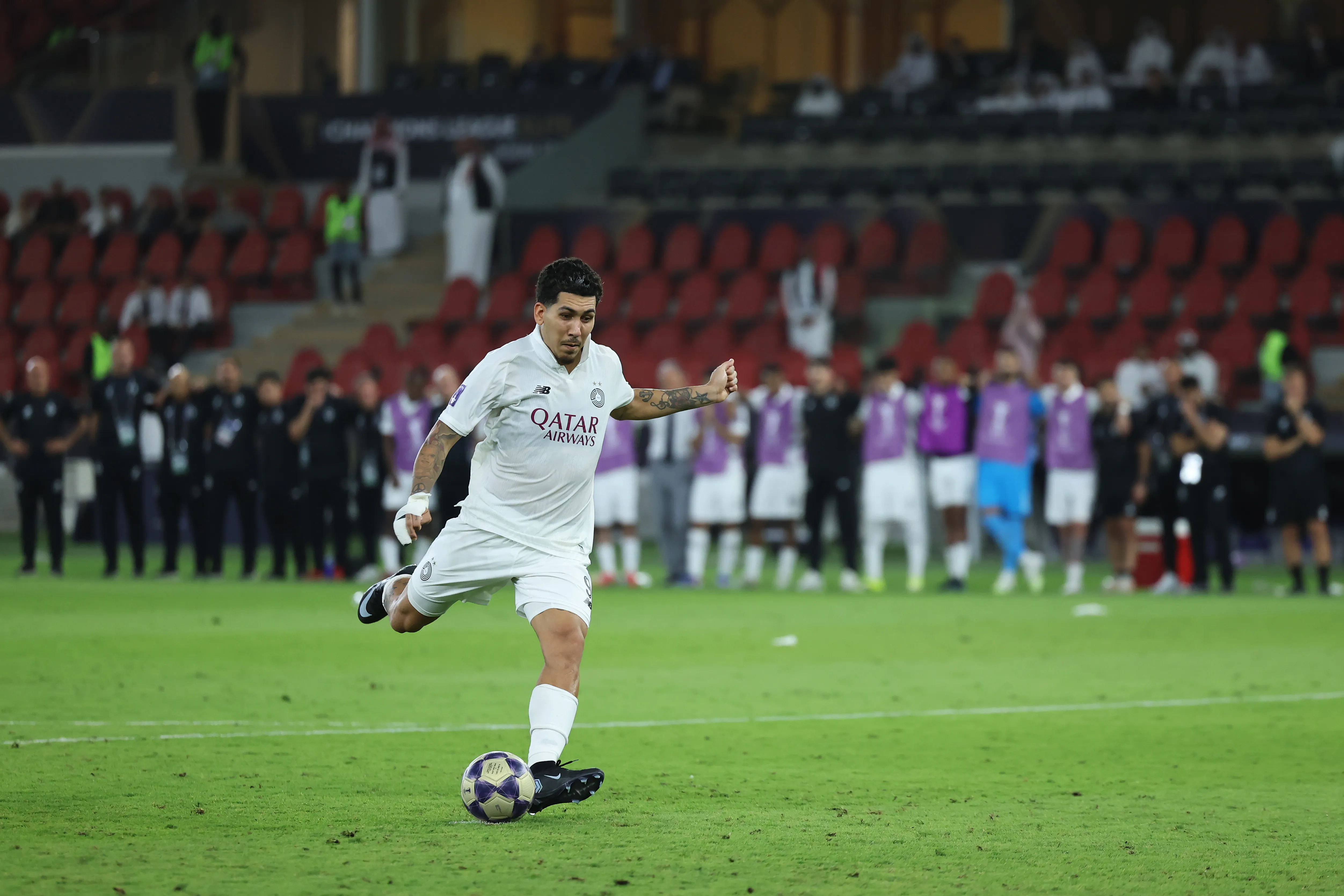Roberto Firmino atuando no Al Sadd – (Photo by Abdullah Ahmed/Getty Images)
