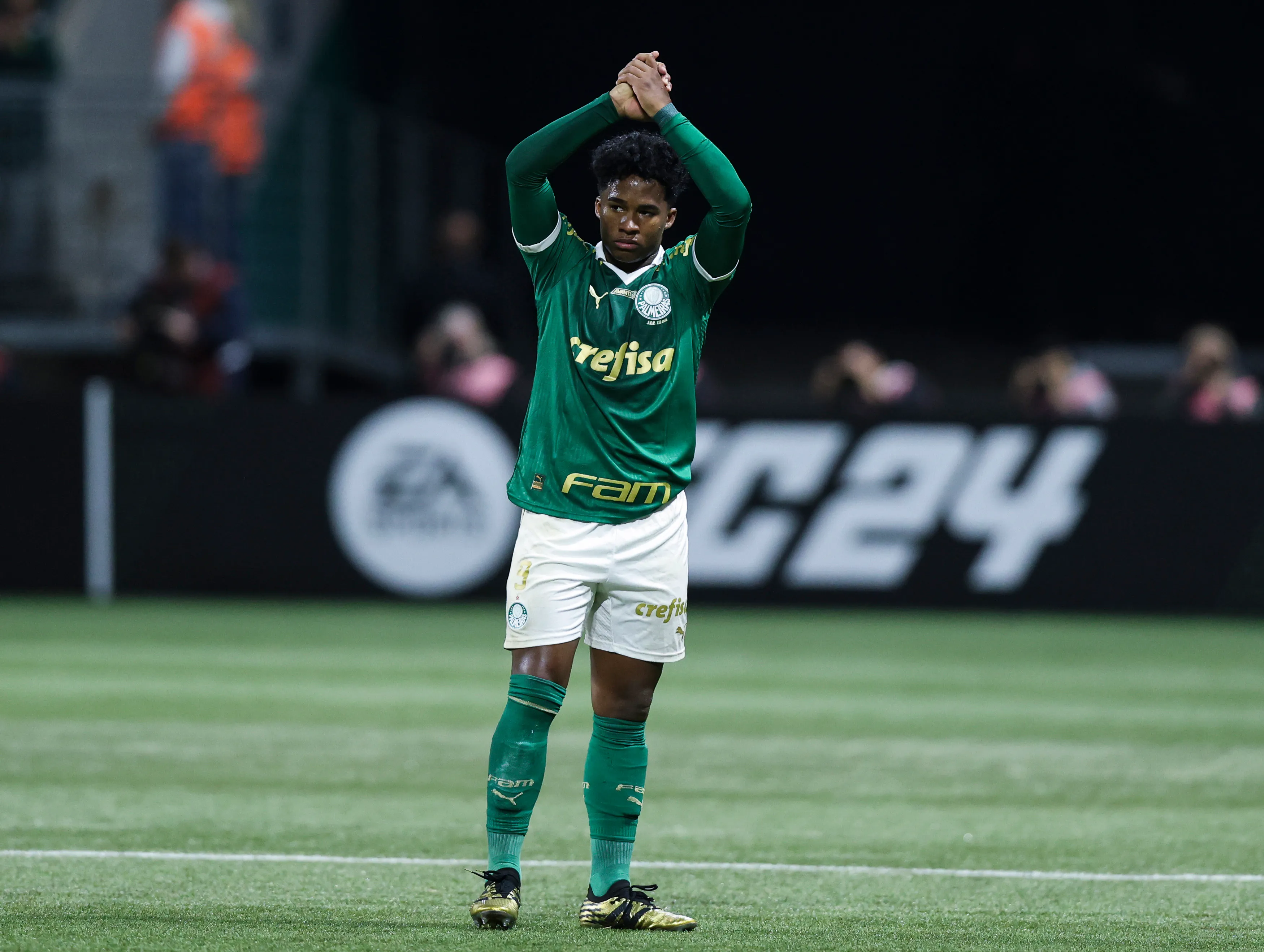 SAO PAULO, BRAZIL – MAY 30: Endrick of Palmeiras aknowledges the fans after being substituted during a Group F Copa CONMEBOL Libertadores 2024 match between Palmeiras and San Lorenzo at Allianz Parque on May 30, 2024 in Sao Paulo, Brazil. This is Endrick’s last game as part of Palmeiras before his transfer to Real Madrid. (Photo by Alexandre Schneider/Getty Images)