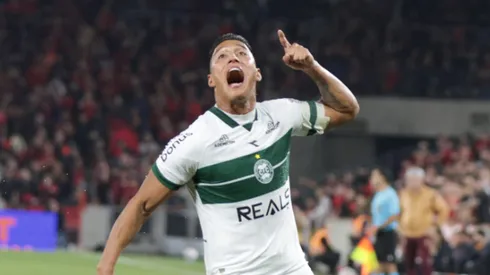 PR - CURITIBA - 28/06/2025 - BRASILEIRO B 2025, ATHLETICO-PR X CORITIBA - Sebastian Gomez jogador do Coritiba comemora seu gol durante partida contra o Athletico-PR no estadio Arena da Baixada pelo campeonato Brasileiro B 2025. Foto: Robson Mafra/AGIF