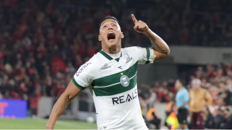 PR - CURITIBA - 28/06/2025 - BRASILEIRO B 2025, ATHLETICO-PR X CORITIBA - Sebastian Gomez jogador do Coritiba comemora seu gol durante partida contra o Athletico-PR no estadio Arena da Baixada pelo campeonato Brasileiro B 2025. Foto: Robson Mafra/AGIF