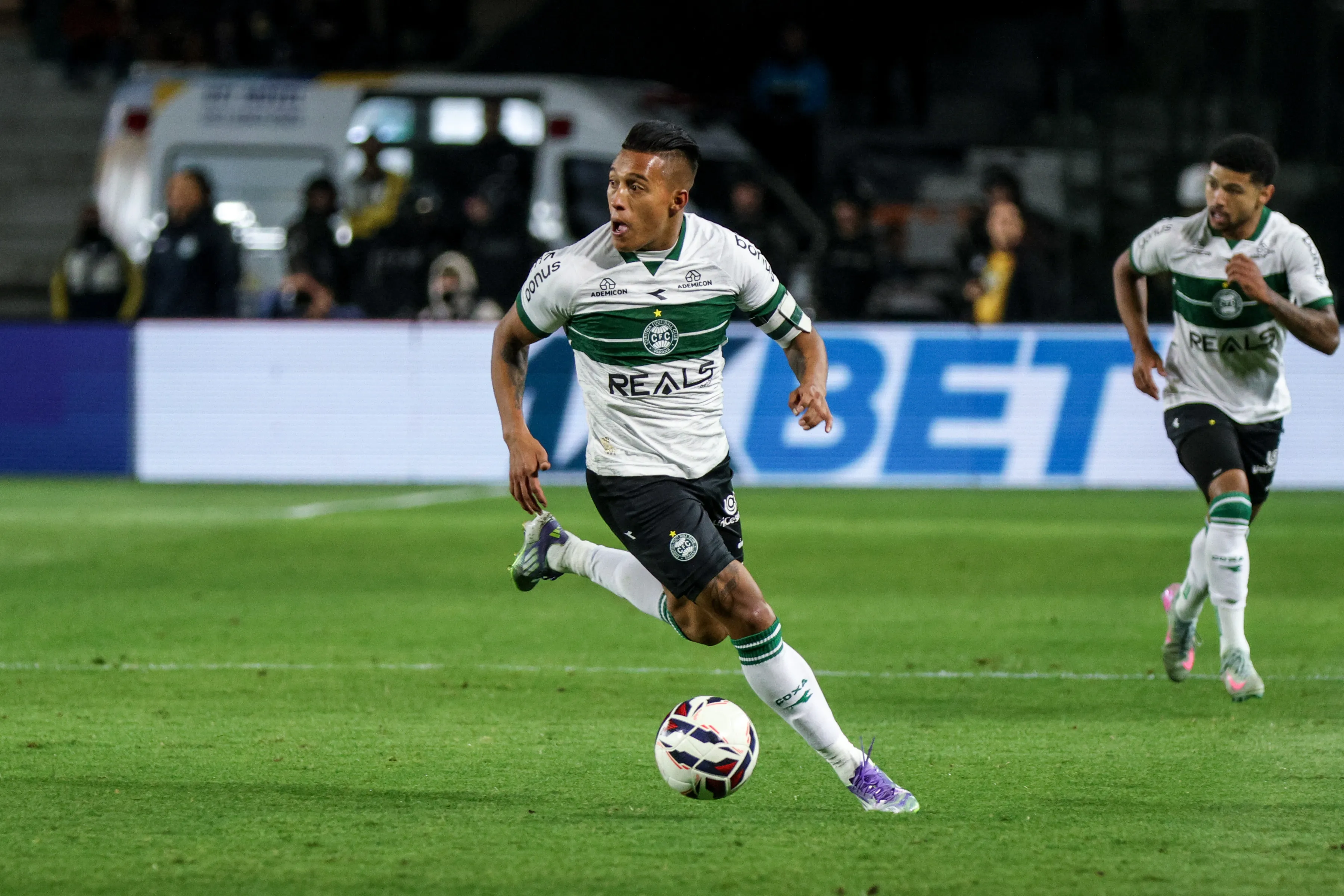 PR – CURITIBA – 19/10/2025 – BRASILEIRO B 2025, CORITIBA X ATHLETICO-PR – Sebastian Gomez jogador do Coritiba durante partida contra o Athletico-PR no estadio Couto Pereira pelo campeonato Brasileiro B 2025. Foto: Robson Mafra/AGIF