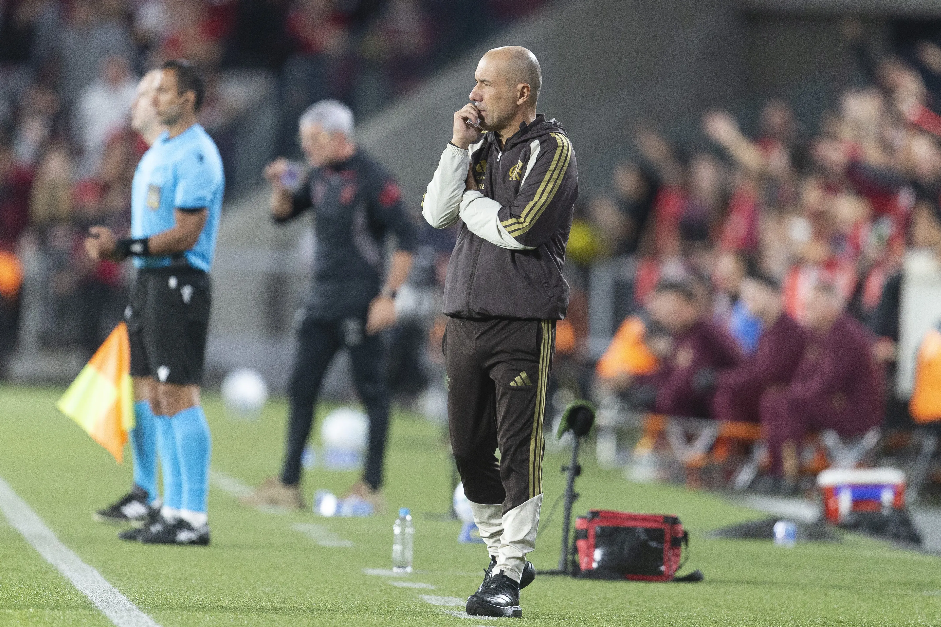 PR – CURITIBA – 17/05/2026 – BRASILEIRO A 2026, ATHLETICO-PR X FLAMENGO – Leonardo Jardim tecnico do Flamengo durante partida contra o Athletico-PR no estadio Arena da Baixada pelo campeonato Brasileiro A 2026. Foto: Hedeson Alves/AGIF