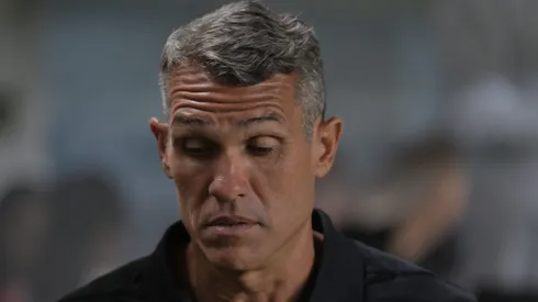 Bruno Lazaroni tecnico do Vasco durante partida contra o Santos no estadio Vila Belmiro pelo campeonato Brasileiro A 2026. Foto: Jota Erre/AGIF